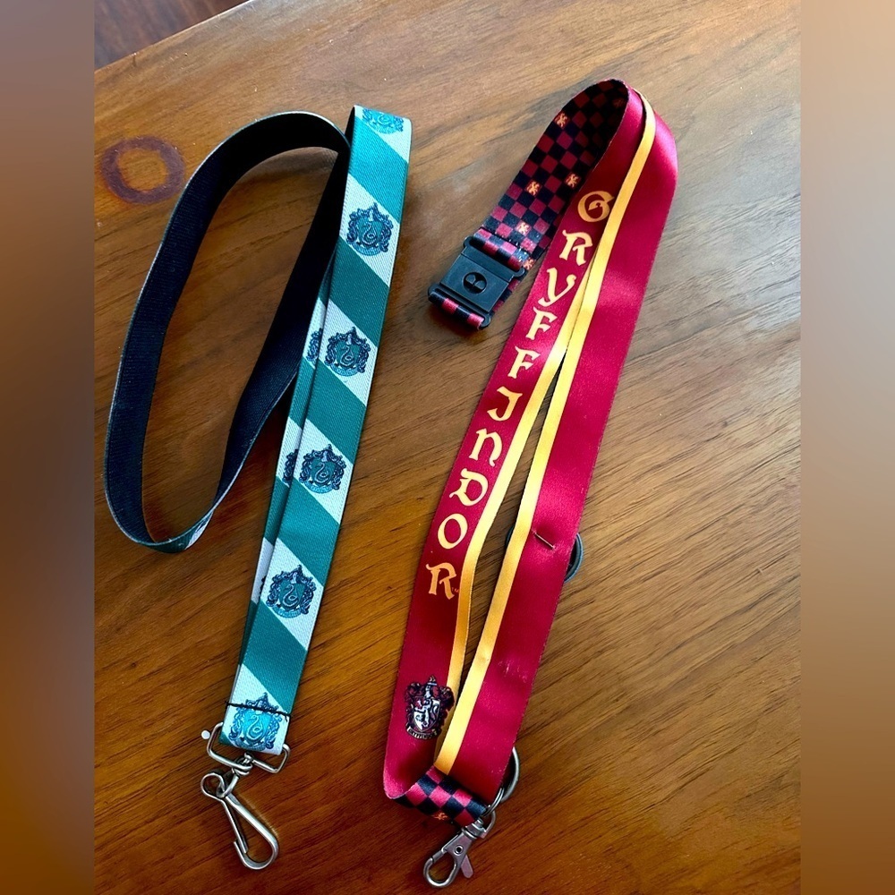 Universal The wizarding world of Harry Potter 2 Lanyards Slytherin & Gryffindor - Picture 1 of 9
